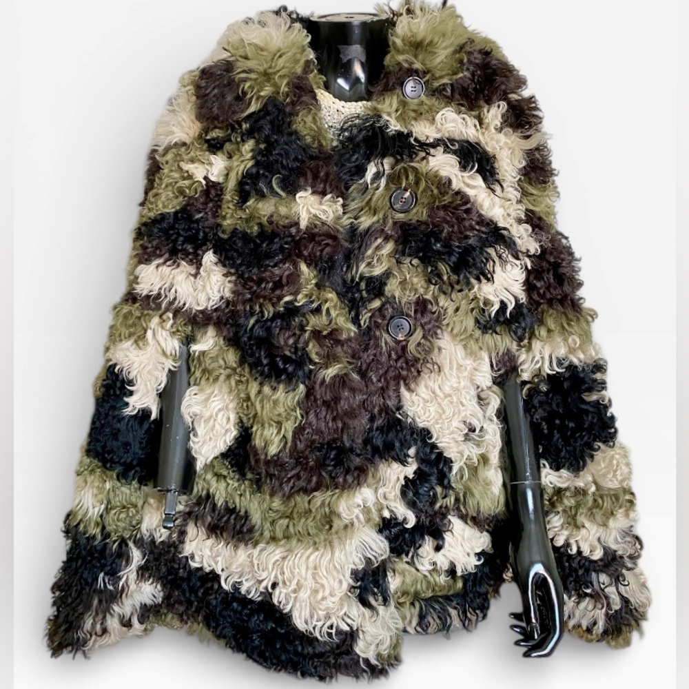 Miu Miu Fall Winter 2019 runway sheepskin shearling fur cape in camo green sz 38 - Picture 5 of 16